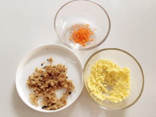 4、三文鱼饭团—给宝宝补充DHA的能量小饭团,还可以备一个煮熟鸡蛋的蛋黄捣碎、肉松、焯熟切细丁的胡萝卜。