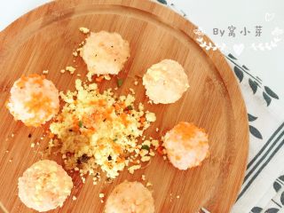 6、三文鱼饭团—给宝宝补充DHA的能量小饭团,三文鱼直接蒸着吃是非常棒的选择，可以将蒸完后的汤汁加点香菇简单调味后，直接淋在三文鱼上面，就可以端给宝宝享用啦！