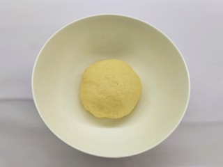 2、香甜可口的紫米华夫饼,除了紫米馅所有材料混合，酵母用一点点温水融化就好。