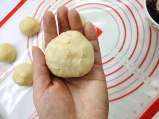 6、香甜可口的紫米华夫饼,捏起来成一个面团。