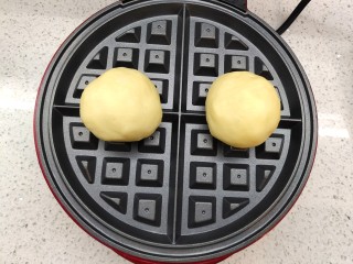 8、香甜可口的紫米华夫饼,把先整好型的面团，放入小红锅或者华夫饼机。