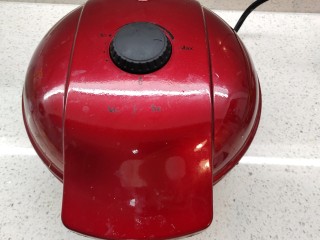 9、香甜可口的紫米华夫饼,盖上盖子烘烤5分钟左右。