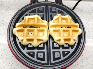 10、香甜可口的紫米华夫饼,表面成金黄色就熟了。