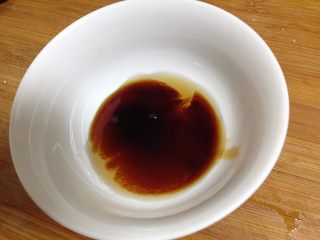 7、麻辣仔鸡,加入白糖、料酒、生抽调和均匀成碗汁