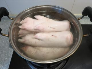 2、软糯香吃一口好满足--卤水猪蹄,入开水锅汆煮