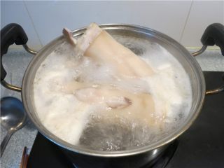 3、软糯香吃一口好满足--卤水猪蹄,煮5分钟