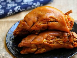 11、软糯香吃一口好满足--卤水猪蹄,再闷上2个小时后再吃味道更好。