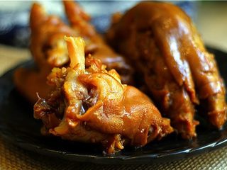 12、软糯香吃一口好满足--卤水猪蹄,成品图