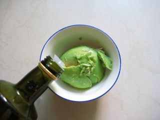 1、牛油果紫菜包饭：适合夏季的高营养清爽主食,1.	将牛油果肉挖出放入容器中，加入橄榄油。