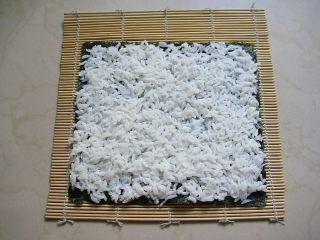 10、牛油果紫菜包饭：适合夏季的高营养清爽主食,10.	均匀的铺上米饭，压平。