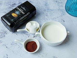 1、棉花糖奶咖,准备纯牛奶、速溶咖啡、棉花糖。