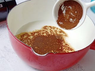 3、棉花糖奶咖,倒入咖啡粉。