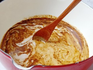 4、棉花糖奶咖,用勺子搅拌均匀。