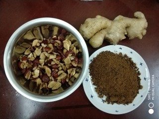1、红枣姜膏,所有材料准备好，红枣用剪刀剪碎