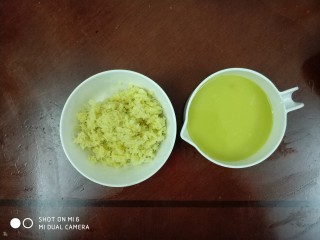 4、红枣姜膏,切好的姜片，用原汁机摇出姜汁和姜渣，如果家里没有原汁机的，把姜切碎即可