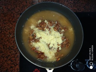 6、红枣姜膏,将摇好的红枣泥、姜汁、姜渣、纯净水、红糖一起倒入平底锅里