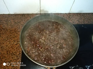 8、红枣姜膏,转小火继续煮一小时