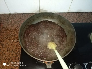 9、红枣姜膏,在小火熬制的过程，要硅胶刀不断的搅拌这样熬制才会比较均匀