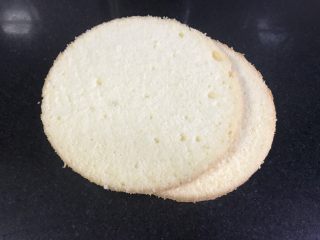 1、百香果慕斯,准备两片六寸戚风蛋糕片。