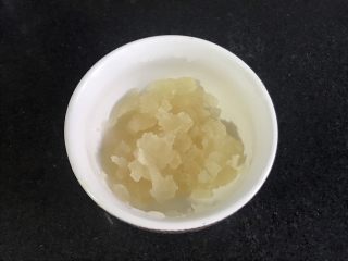 2、百香果慕斯,12克吉利丁粉加入30克饮用水泡透备用。