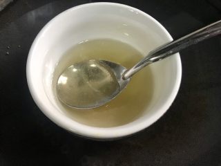 4、百香果慕斯,泡透的吉利丁粉隔热水融化备用。