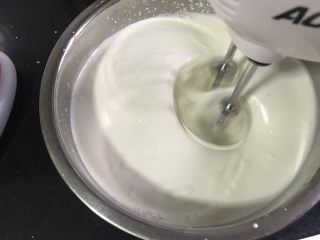 6、百香果慕斯,打发到刚刚有纹路就行。