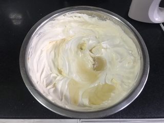 9、百香果慕斯,加入融化的吉利丁液,搅拌均匀,如果凝固,就隔一下温水,直到搅拌均匀。