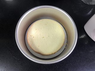 12、百香果慕斯,盖上一片蛋糕片,冷藏五分钟,这样蛋糕片就凝固在模具上了。