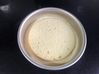 14、百香果慕斯,再盖上第二片蛋糕片。