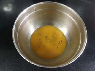 16、百香果慕斯,准备做镜面果汁,取橙汁和带籽的百香果汁,合计120克就行,百香果汁就用一勺就够了,加入吉利丁粉,隔热水加热使吉利丁粉融化就行。