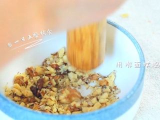 2、苹果核桃全麦软饼,核桃掰开,用擀面杖捣碎。2岁半以下可以用料理机打成粉。
