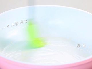 4、苹果核桃全麦软饼,平底锅刷一层油。