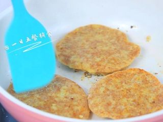 5、苹果核桃全麦软饼,待下面凝固后翻面。