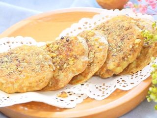 7、苹果核桃全麦软饼, 饼香香还有淡淡的甜,适合给宝宝做早晚餐,做点心也很好。