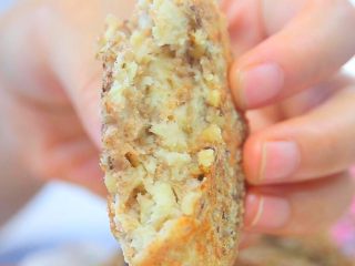 8、苹果核桃全麦软饼,掰开来看一下,真的很嫩。