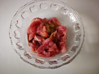 3、酸辣绿豆芽炒肉丝,瘦肉切条,里脊肉大爷卖完了,买的后退肉,刀不好使,只能切成条了。然后加生抽,五香粉,芝麻油,少许盐。
