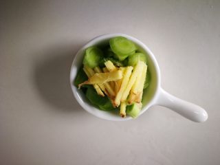 5、酸辣绿豆芽炒肉丝,备好葱姜。