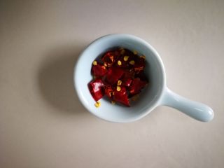 6、酸辣绿豆芽炒肉丝,干红辣椒切碎,也可以放点花椒粒,或者炒的过程中,放花椒粉。