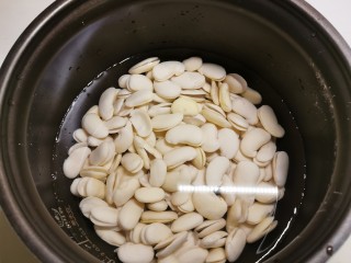 4、芸豆糕,放入压力锅蒸熟