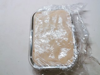 14、芸豆糕,盖上保鲜膜 每一层都压实 