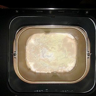 1、可颂,将所以材料除裹入油和17克黄油外,全部放进面包机里,揉面15分钟