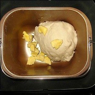 2、可颂,加入17克黄油再揉15分钟,成光滑的面团