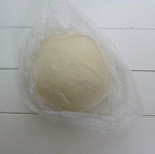 3、可颂,揉好的面团放进冰箱冷冻半小时