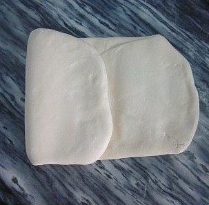 7、可颂,自左右各1/3处向中间折