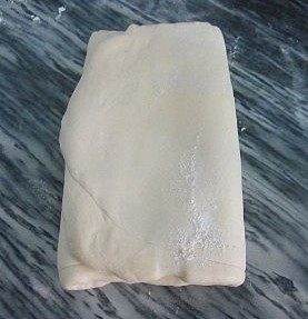 8、可颂,然后再擀开,再3折,一共3次3折,每折好一次放冰箱冷藏松驰半小时,然后取出再重复