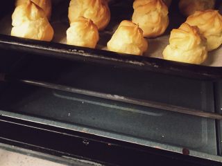 2、奶油泡芙,装袋挤出形状，烤25分钟即可，中途不可开门