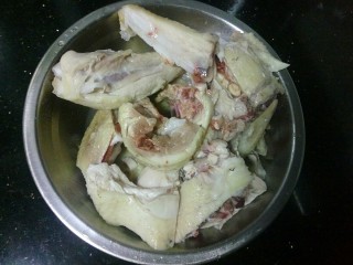 1、补气养血&红枣桂圆麻油鸡汤,半只鸡剁小块，下锅焯掉血水后捞出备用。