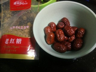 3、补气养血&红枣桂圆麻油鸡汤,准备适量红枣，适量老红糖，这两样食材补气血棒棒的。