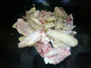 6、补气养血&红枣桂圆麻油鸡汤,加入鸡肉翻炒