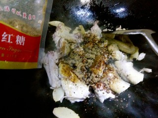 7、补气养血&红枣桂圆麻油鸡汤,加入红糖翻炒几下，红糖用量随意，喜欢甜一点就红糖可以多放一点。